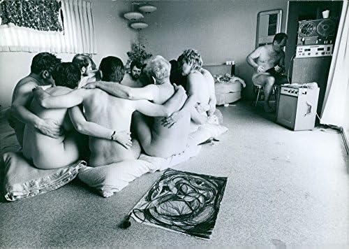 Реколта фотография група голи хора в една голяма група, обнимающих помежду си ръце.